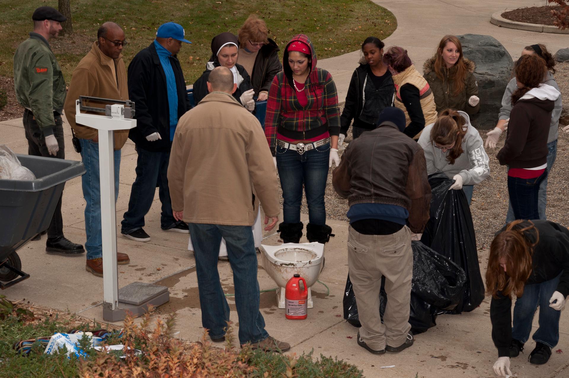 Field Biology class picks up trash on WCC grounds