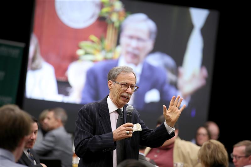 Tim Skubick addresses Washtenaw Economic Club.